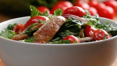 Салата с мариновано пилешко