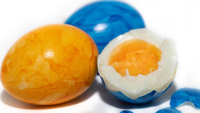 Как да боядисаме яйцата отвътре с естествени бои