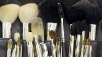 Как да почистваме четките за грим