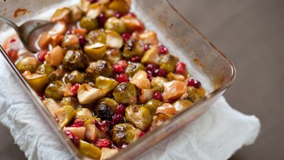 Печено брюкселско зеле с карфиол и ябълки