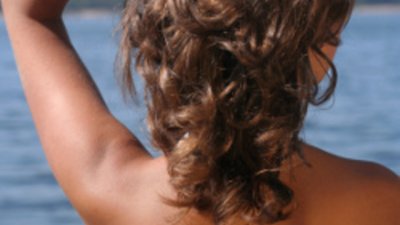 Грижа за изтощена от слънцето и водата коса