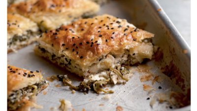 Бюрек с диви листни зеленчуци и сирене