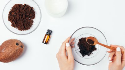 Маската за лице на Джесика Алба с кокосово масло и кафе