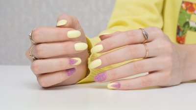 Маникюри с лилаво и жълто 