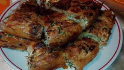 Богата баница със спанак, пресен лук и сирене