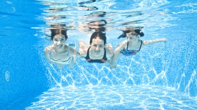 Защо не трябва да отваряте очи под водата?