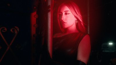 „Хъни“ – пореден хит от дебютния албум на Дара Екимова