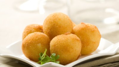 Панирани топки моцарела 