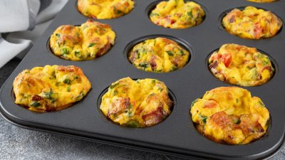 Яйчени мъфини с бекон и чедър