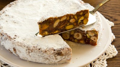 Бисквитена торта с ядки и сушени плодове