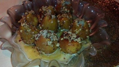 Поширани круши с бял шоколад и орехи