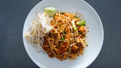 Пад тай с пилешко и фъстъци