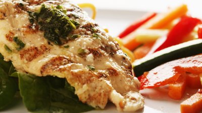 Мариновано пилешко със средиземноморски зеленчуци