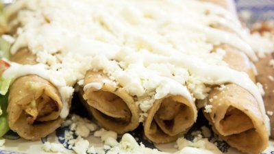 Пилешка енчилада с чедър