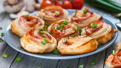 Рулца с бутертесто, шунка и сирене