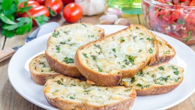 Маслени брускети с чесън, магданоз и пармезан 