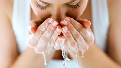 Ежедневни навици, които правят мазната кожа още по-мазна