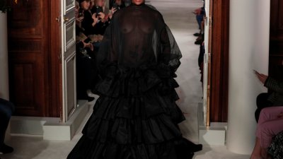 Наоми Кембъл дефилира в разкошна рокля на ревю на Valentino