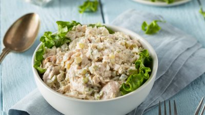 Пилешка салата с майонеза, целина и краставички 