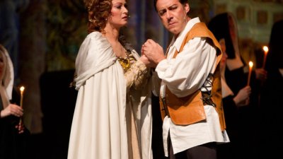 Публиката в зала 1 на НДК на крака след поставянето на „Трубадур“