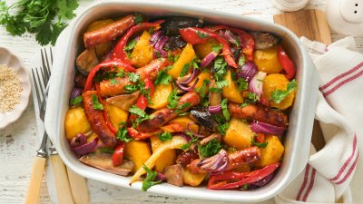 Печена наденица с картофи, лук и чушки