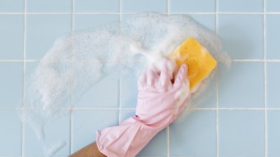 Как да почистите фугите между плочките в банята