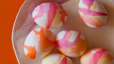 Декориране на великденски яйца със сладкарски бои