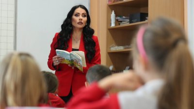 Водещата на Новините ON AIR Петя Кертикова се върна в класната стая