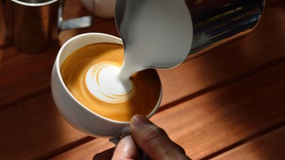 Кафе с пухкава смес от кокосово мляко