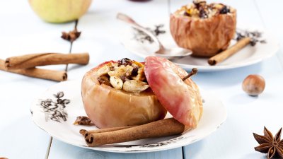 Печени ябълки с орехи, мед и канела