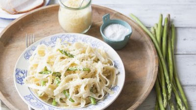 Фетучини Алфредо с шунка и аспержи