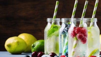 Здравословни ползи от водата, обогатена с плодове 