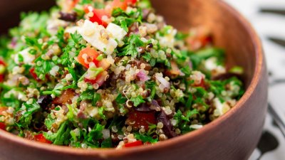 Салата с киноа, зеленчуци и фета