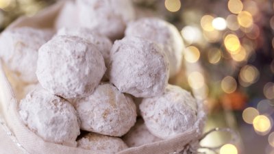 Пухкави масленки с пудра захар и орехи