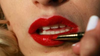 Фатална изкусителка или скромна "монахиня" избират за съпруга мъжете?