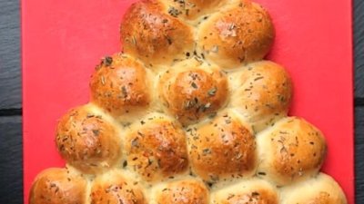 Празничен хляб елха с шунка и кашкавал 