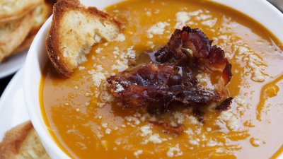 Тиквена супа с бекон и крутони 