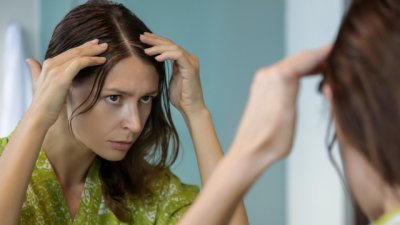 Защо не трябва да скубете побелелите косми? 