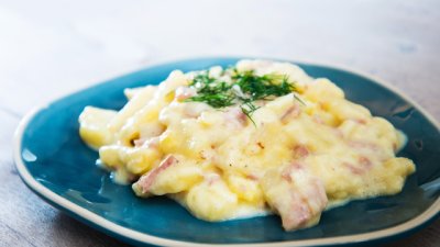 Картофи с бекон, яйца и сирене на фурна 