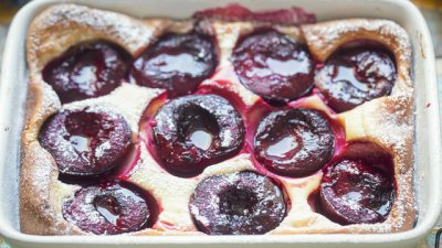 Маслен кухен със сини сливи