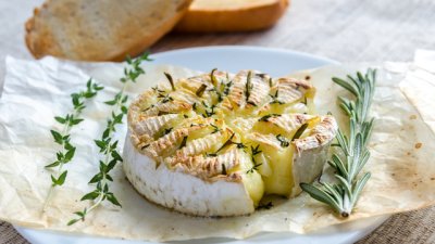 Печен камембер с чесън и розмарин