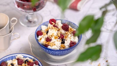 Закуска със сирене котидж, горски плодове и орехи