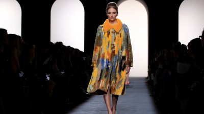 Пера, кожи и ефирни материи в колекцията на Fendi