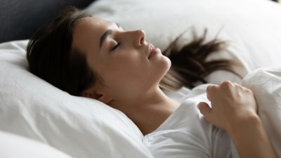 5 причини спането по гръб да подобри съня ви