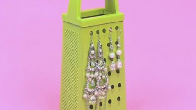 Превърнете старото ренде в красива поставка за обици