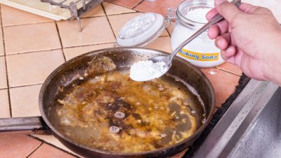 Как лесно да почистите загорели съдове 