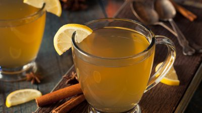 Гореща зимна напитка с бренди и сайдер 