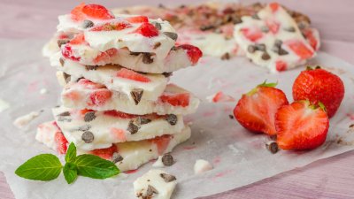 Здравословни млечно-шоколадови барчета с ягоди