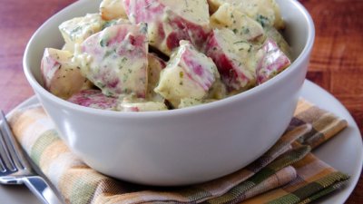 Салата с червени картофи