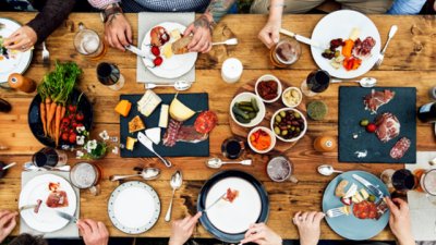 Етикет за хранене – кога ползваме прибори и кога хапваме с ръце?